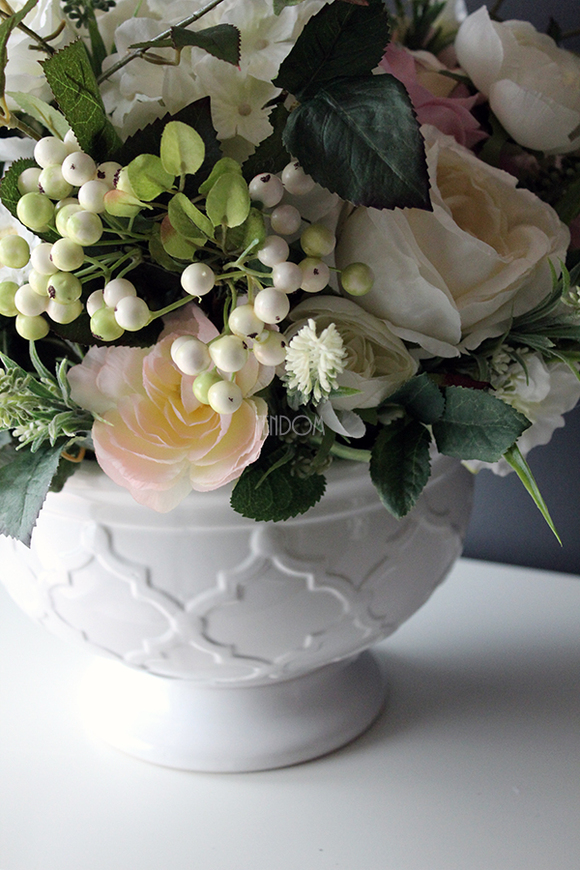 cudowna biała kompozycja kwiatowa / bukiet Edala, wys.37cm