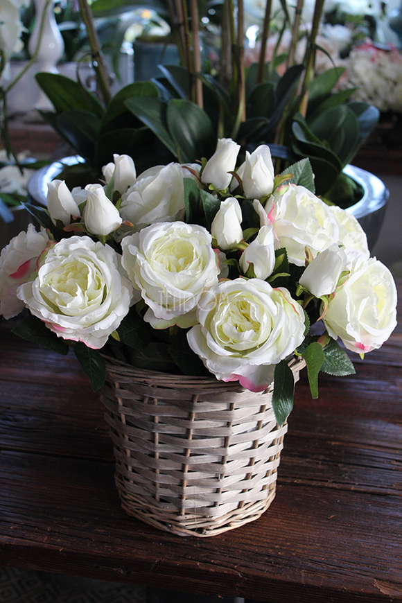 bogaty kosz z białymi różami i pąkami Romance White 35x35cm