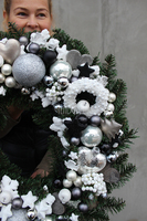 Święta w tenDOM dekoracyjny biało-czarny wianek / stroik, śr.52cm