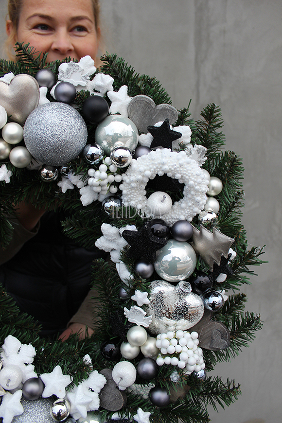 Święta w tenDOM dekoracyjny biało-czarny wianek / stroik, śr.52cm
