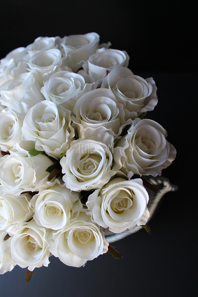 kompozycja kwiatowa / bukiet Flowerbox szarość & biel, wys.23cm