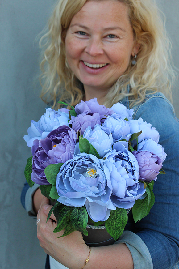 kompozycja kwiatowa / bukiet Flowerbox Blue, wys.22cm