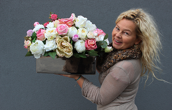 Augustyna, kompozycja kwiatowa w lustrzanym naczyniu, wym.55x38x34cm