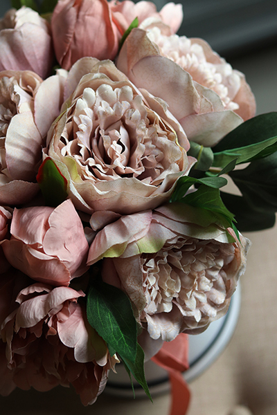 kompozycja kwiatowa / bukiet Flowerbox Pudrova Peonia, wys.35cm