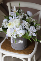 Balinna, niezwykle gęsty welurowy flowerbox z białymi kwiatami, wys.50cm