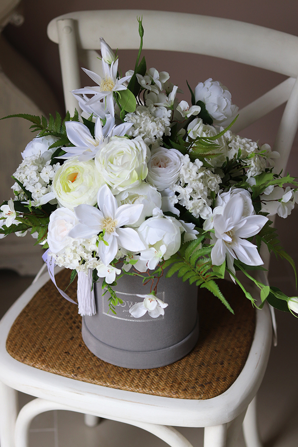 Balinna, niezwykle gęsty welurowy flowerbox z białymi kwiatami, wys.50cm