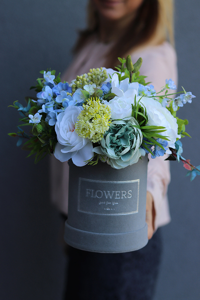 Tenna, szary welurowy flowerbox z kwiatową dekoracją, wys.18cm