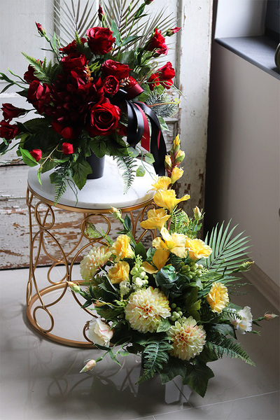 Reddito, bukiet nagrobny z czerwonymi kwiatami, wys.54cm