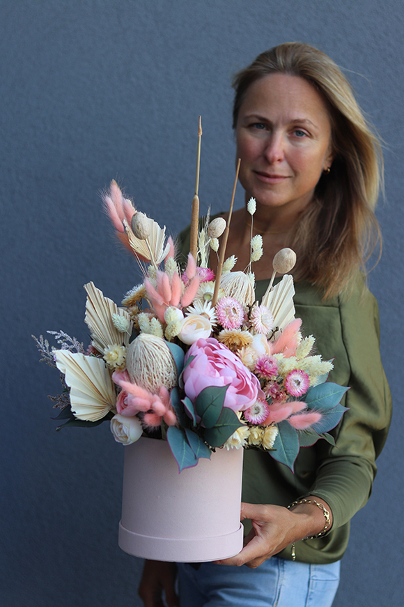 Fugia Orfitta, różowy welurowy flowerbox z suszem, wys.43cm