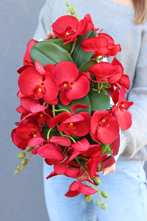 Dekoria Czerwień, sztuczny storczyk w metalowej paterze, wym.24x42cm