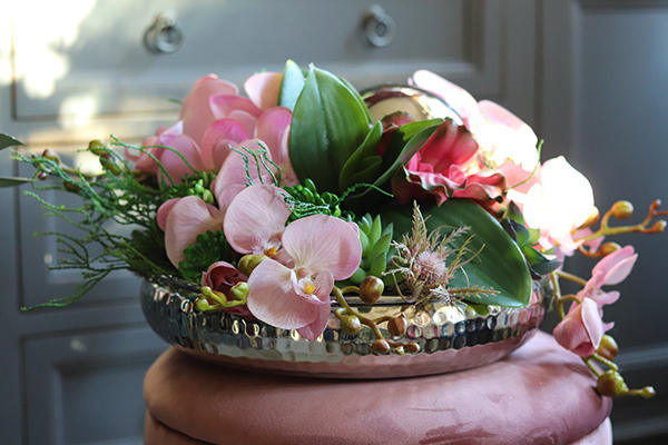 kompozycja kwiatowa z kulą Różowa Dekoria Karanna, wym.20x33cm 