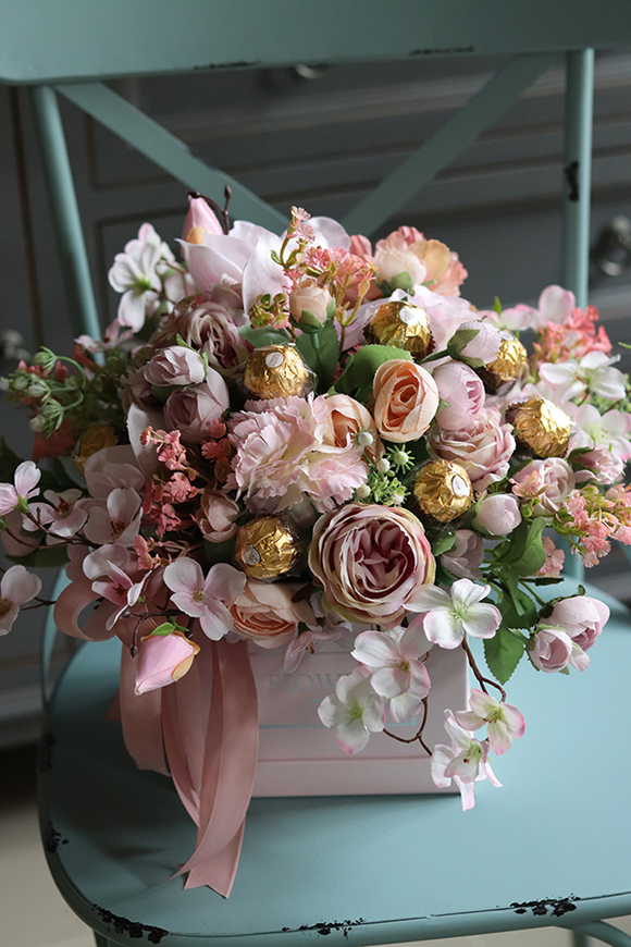 Chocolates, flowerbox z pralinami, Wiosenna Delicja, wys.33cm