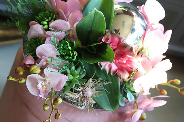 kompozycja kwiatowa z kulą Różowa Dekoria Karanna, wym.20x33cm 