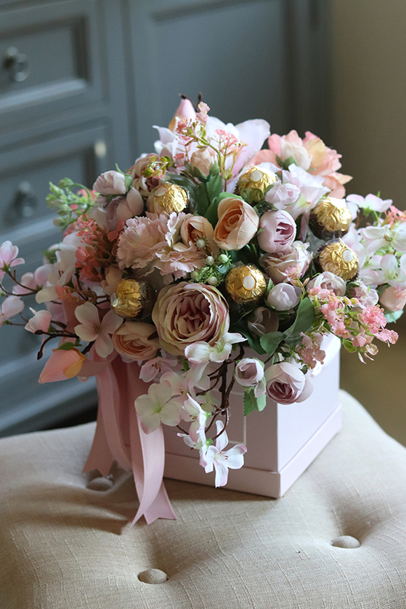 Chocolates, flowerbox z pralinami, Wiosenna Delicja, wys.33cm