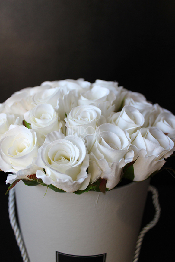 kompozycja kwiatowa / bukiet Flowerbox szarość & biel, wys.23cm