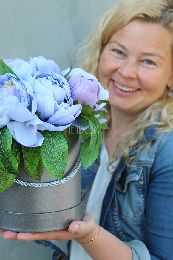 kompozycja kwiatowa / bukiet Flowerbox Blue, wys.22cm