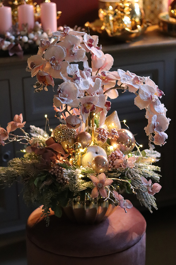 Pudrovy Glamour Winter, zimowy storczyk w złotej, eleganckiej donicy, wys.60cm