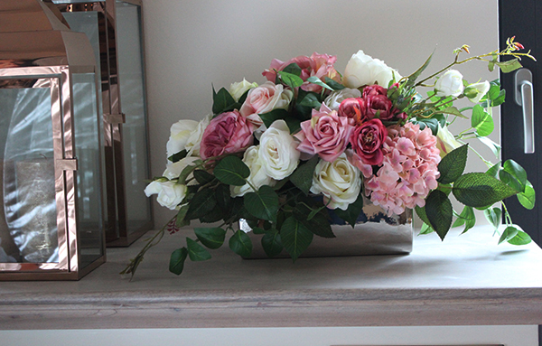 Augustyna, kompozycja kwiatowa w lustrzanym naczyniu 2, wym.28x30x60cm