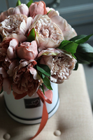 kompozycja kwiatowa / bukiet Flowerbox Pudrova Peonia, wys.35cm