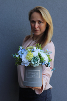 Tenna, szary welurowy flowerbox z kwiatową dekoracją, wys.18cm