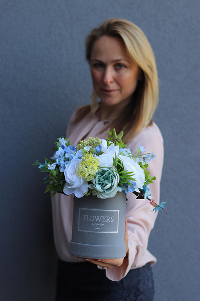 Tenna, szary welurowy flowerbox z kwiatową dekoracją, wys.18cm