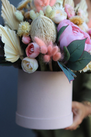 Fugia Orfitta, różowy welurowy flowerbox z suszem, wys.43cm