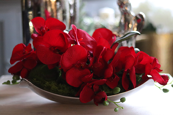 Dekoria Czerwień, sztuczny storczyk w metalowej paterze, wym.24x42cm