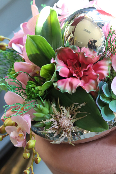 kompozycja kwiatowa z kulą Różowa Dekoria Karanna, wym.20x33cm 