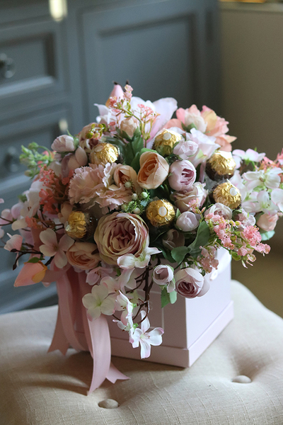 Chocolates, flowerbox z pralinami, Wiosenna Delicja, wys.33cm