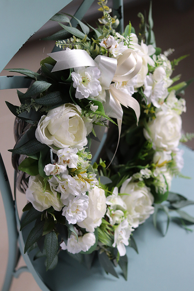 Eukalitia Różana, biały kwiatowy wianek, śr.30cm