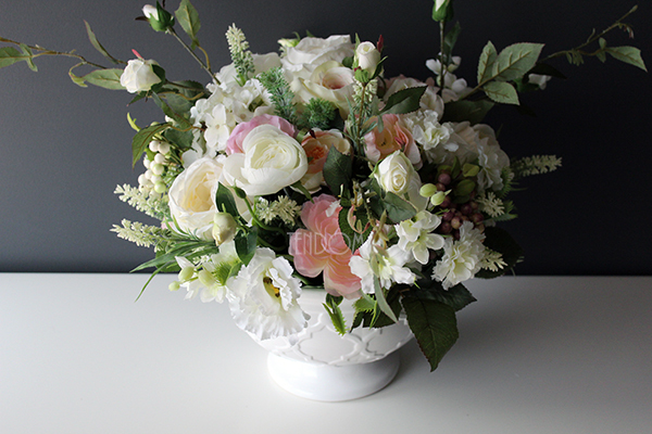 cudowna biała kompozycja kwiatowa / bukiet Edala, wys.37cm