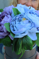 kompozycja kwiatowa / bukiet Flowerbox Blue, wys.22cm