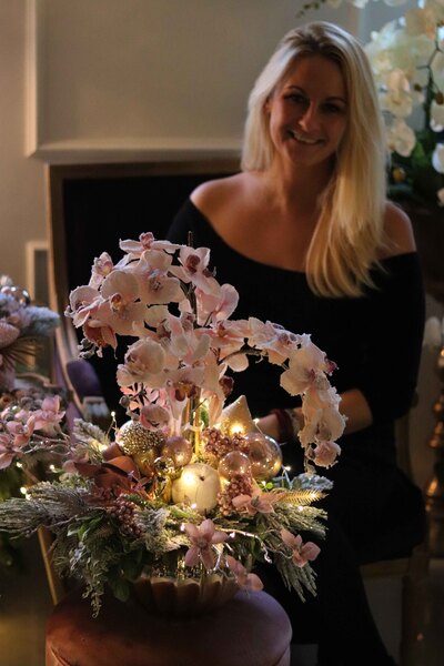 Pudrovy Glamour Winter, zimowy storczyk w złotej, eleganckiej donicy, wys.60cm