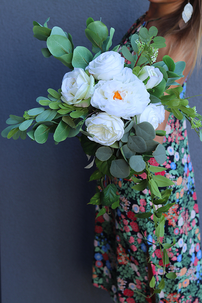 Biała Baletnica, wypożyczenie bukietu z białymi kwiatami, wym.40x50cm