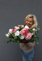 Augustyna, kompozycja kwiatowa w lustrzanym naczyniu 2, wym.28x30x60cm