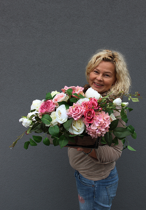 Augustyna, kompozycja kwiatowa w lustrzanym naczyniu 2, wym.28x30x60cm