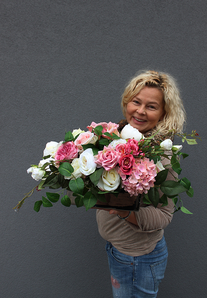 Augustyna, kompozycja kwiatowa w lustrzanym naczyniu 2, wym.28x30x60cm