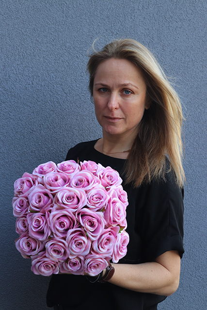 bajeczny flowerbox z różami Monaliza, wys.27cm