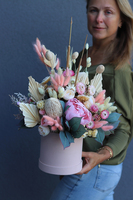 Fugia Orfitta, różowy welurowy flowerbox z suszem, wys.43cm