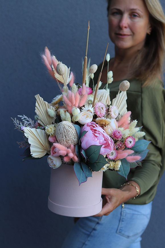 Fugia Orfitta, różowy welurowy flowerbox z suszem, wys.43cm