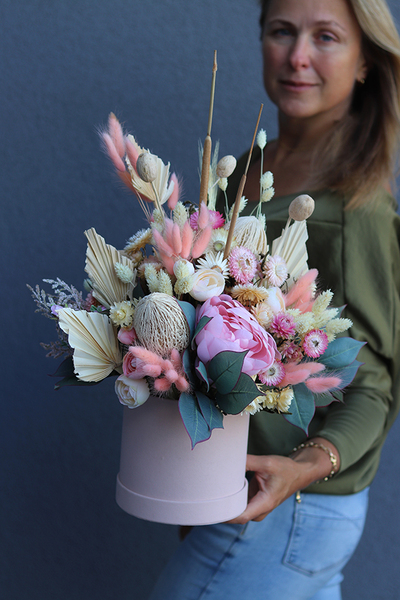 Fugia Orfitta, różowy welurowy flowerbox z suszem, wys.43cm