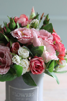 Renoma Velvet, welurowy flowerbox z różowymi kwiatami, wys.34cm