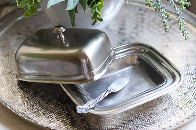 cynowana maselnica z nożykiem Valentina, Urokliwe Święta, wys.12cm 