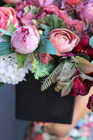 Adriana 2, elegancka kompozycja nagrobna w nasyconych barwach, wym.54x65x68cm