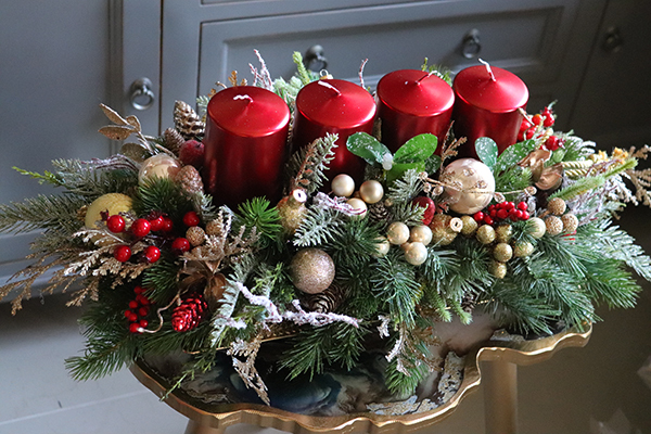 adwentowy stroik z czerwonymi świecami, France, wym.21x35x65cm