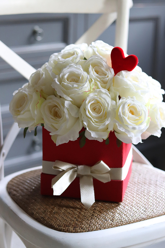 box Róże z Sercem, kremowa kompozycja róż w czerwonym pudełku, wys.30cm