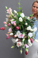 Gellia, kompozycja z gumowymi tulipanami w złotym naczyniu, wym.38x58cm