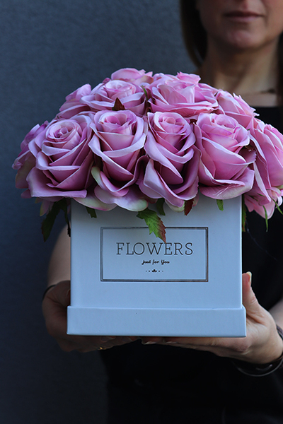 bajeczny flowerbox z różami Monaliza, wys.27cm