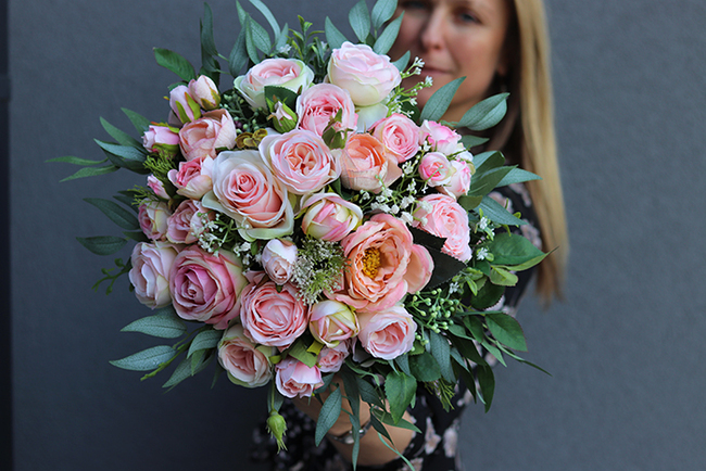 Molly, kompozycja kwiatowa w srebrnym naczyniu, wys.24cm