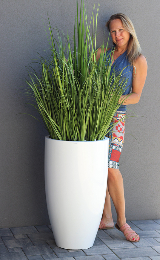 Geronia Fiberglass, wysokiej jakości sztuczna trawa w białej donicy, wys.170cm